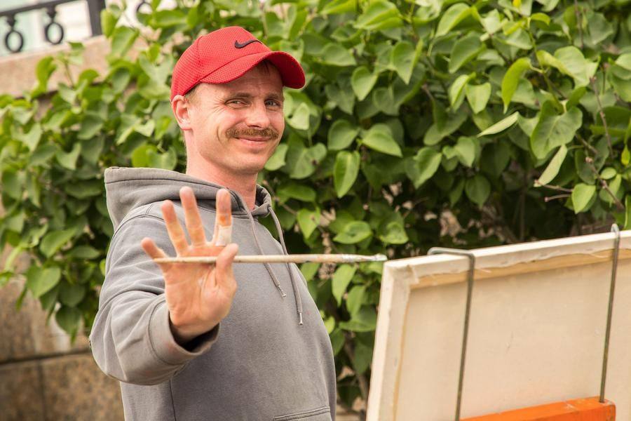 Meet the artist Mikhail Maksimov from Kargopol, Arkhangelsk Region: the avenue has become his workshop today