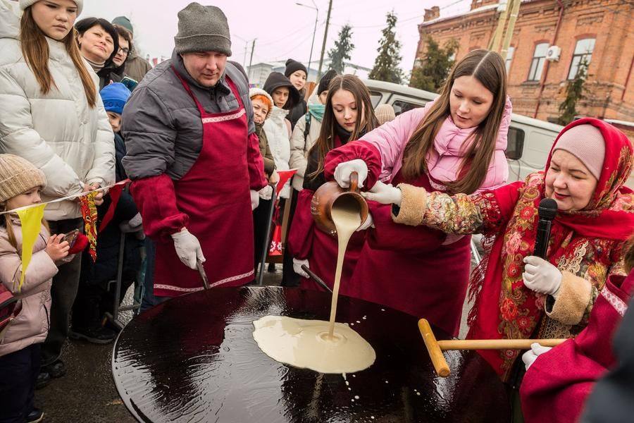 Contestants get pans about a meter in diameter to work with