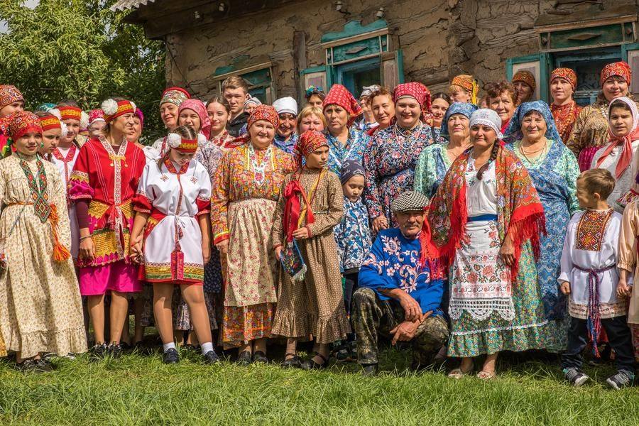 Meanwhile, connoisseurs of traditional culture gather in the courtyard of the old house