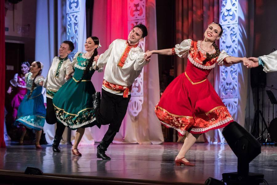 No sooner has the song ended than the dancers reappear in the foreground
