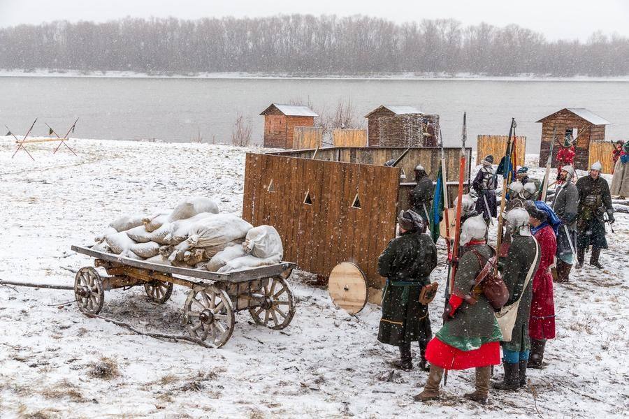 Facing them is the Russian militia, positioned to the right of the audience