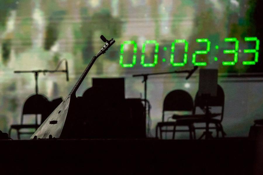 A mesmerizing composition by Denny Kay, created especially for “Boundaries”, fills the space