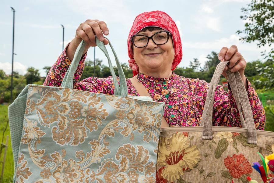 Fair stalls lined the area, with artisans enthusiastically showcasing their goods