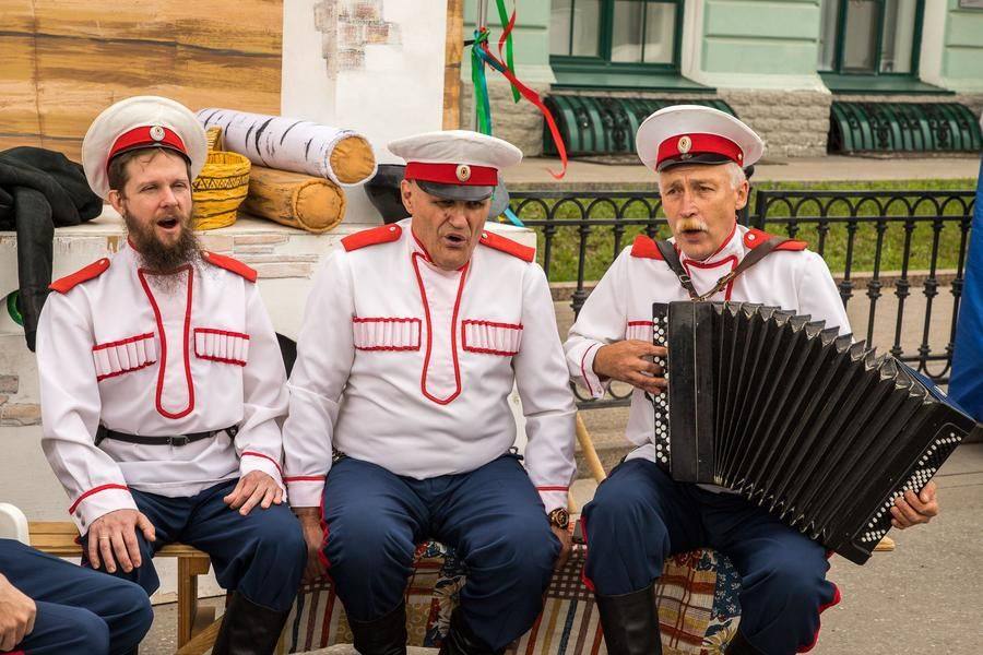 The interactive areas in this part of the avenue close with a performance by the “Ermak” ensemble