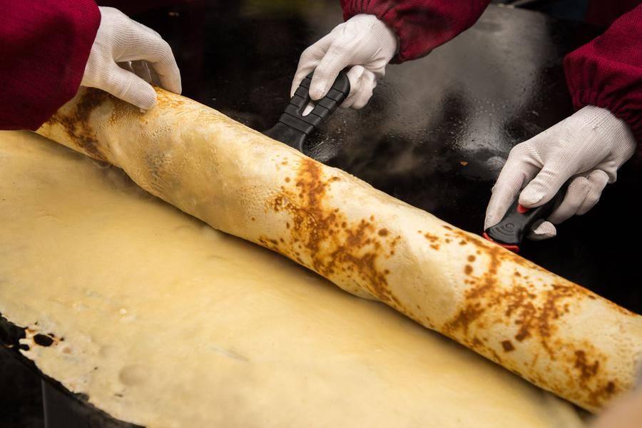 Great teamwork works wonders — the pancake stays intact!
