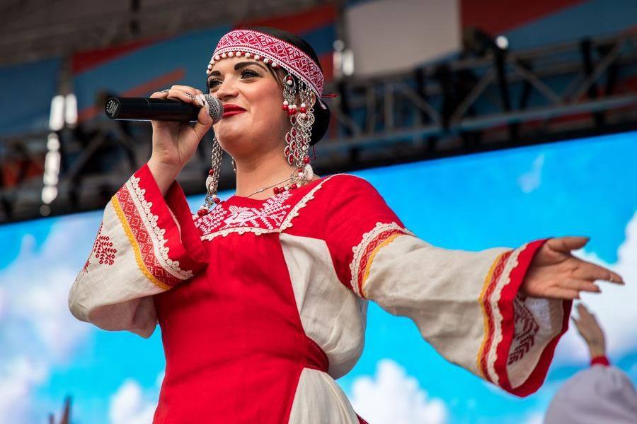 Vocalist Anna Eroshenko knows dozens of patriotic songs by heart