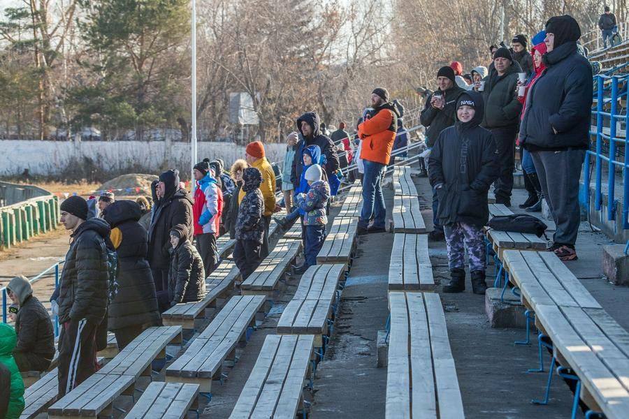 There aren’t as many spectators as at the May races, but these are true motorsport fans