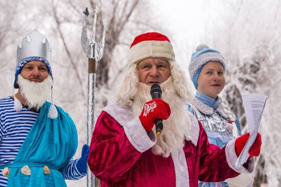 Evgeny Zhitnov asks the newcomers to raise their hands