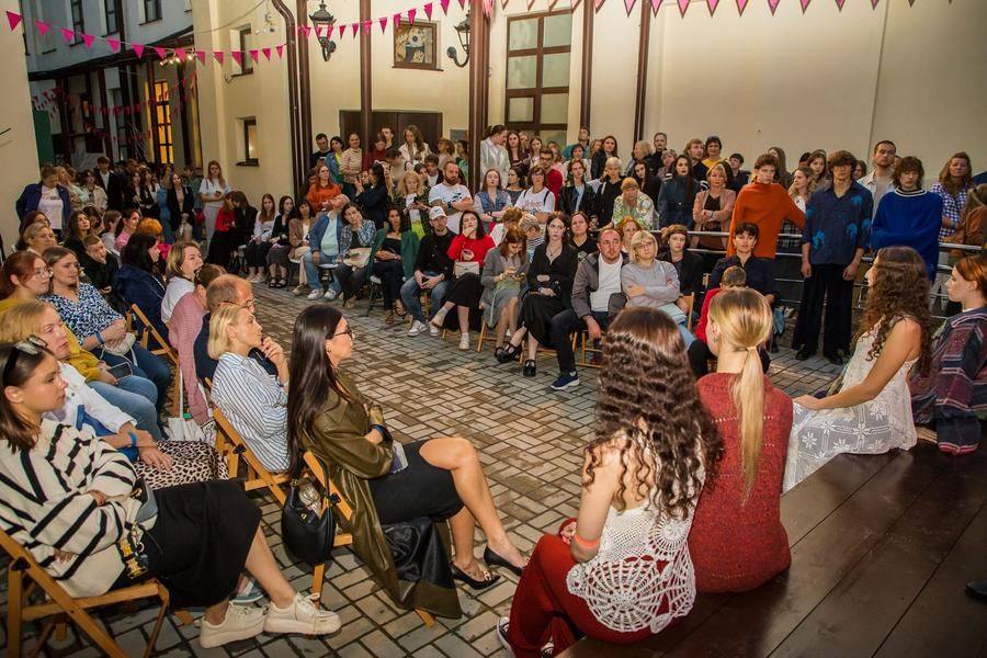 The Omsk Art Residence program drew the attention of dozens of spectators