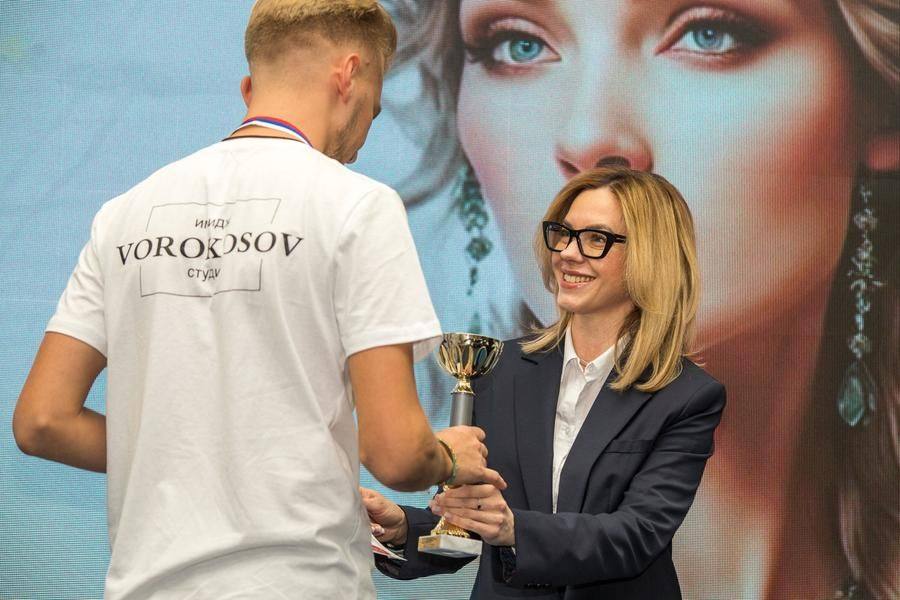 She presents awards to the winners in several nominations