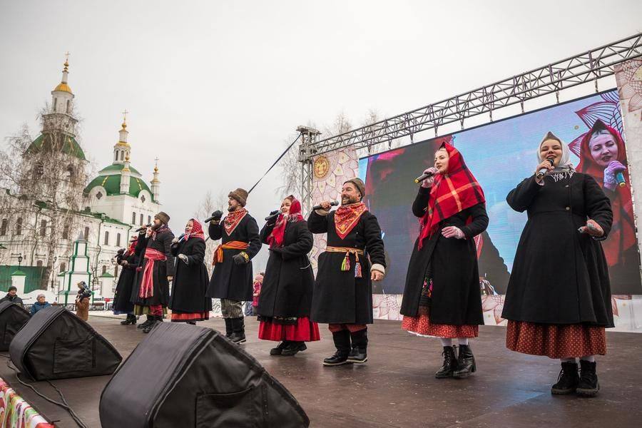 The musicians are well known, adored, and eagerly awaited at festivals across the country