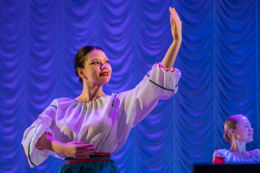 The Moldovan dance “Hora and Syrba” is performed by the now‑familiar artists from Children’s Art School No. 13