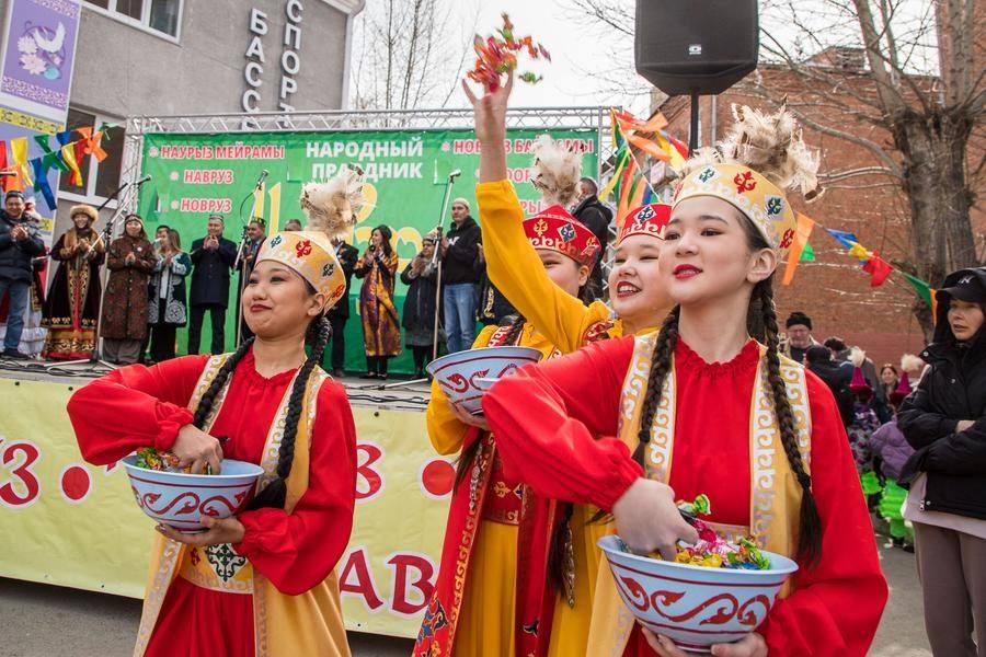 Sweets fly into the air: if Nowruz is generous, then the whole year will be favorable too