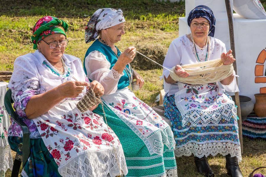 Not many modern homemakers know how to spin and wind yarn these days…