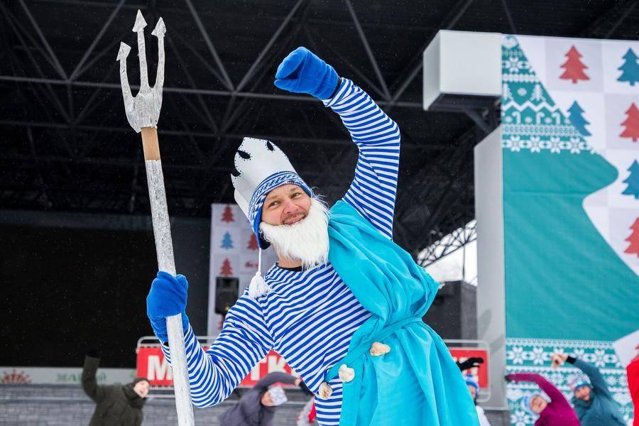 Next comes the warmup: the Father Frost team demonstrates simple exercises