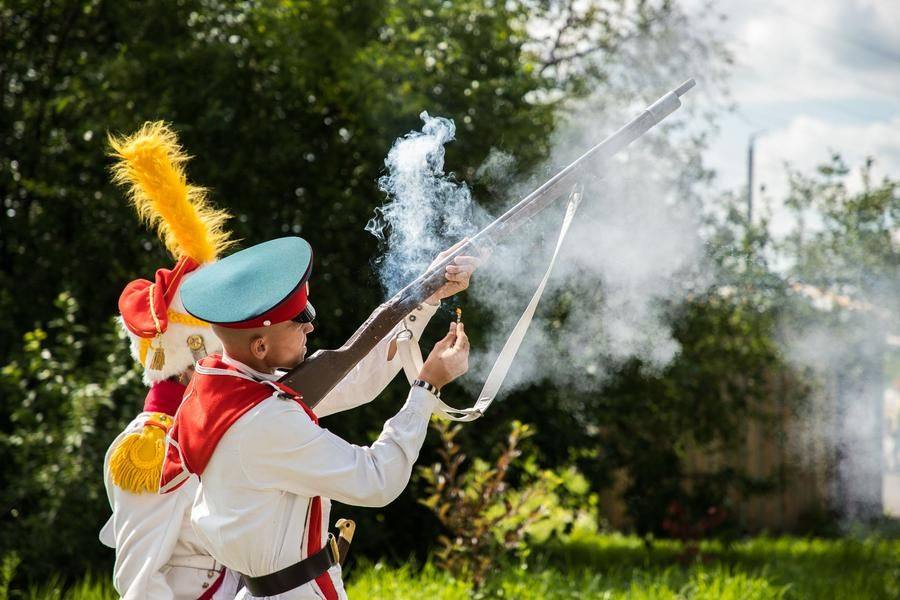 Members of the “Shield of the Fatherland” club put on demonstration shoots, astonishing the audience