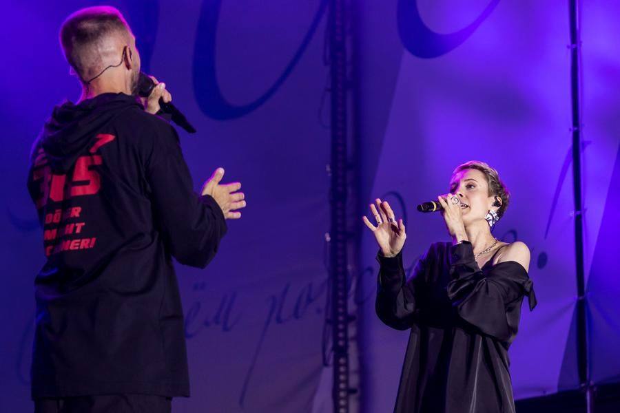 In Omsk, this sibling duo performs the vocals for the song “Catchy”