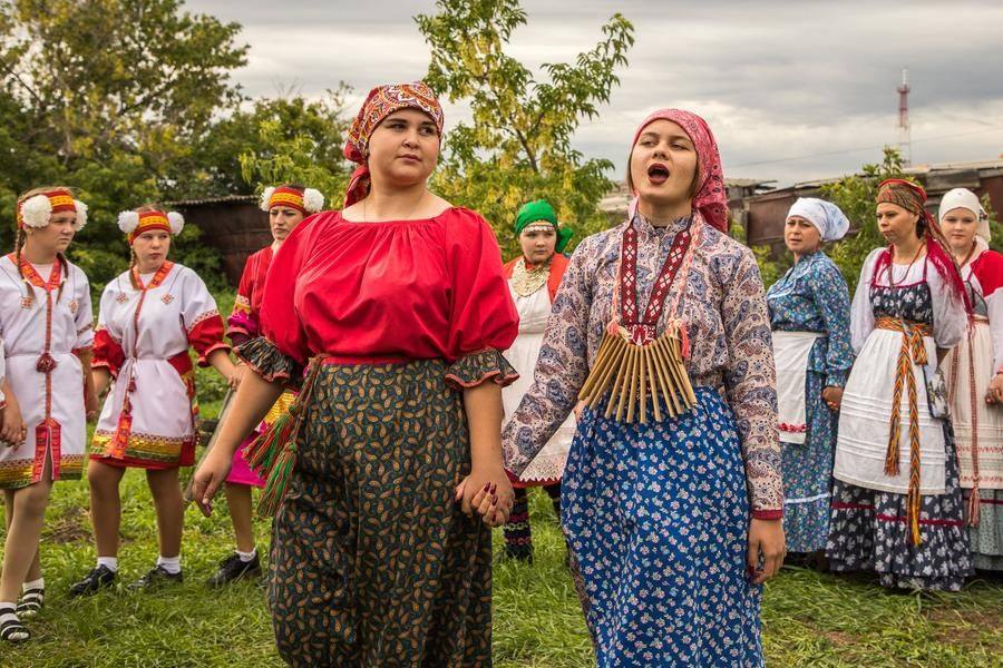 Some verses form a storyline that calls for dancers to step out of the circle