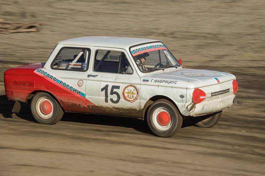 The contrasting paintwork emphasizes the racing car’s dynamic character