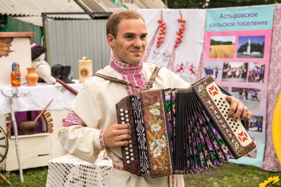 An accordion player from Astyrovka plays well‑known melodies