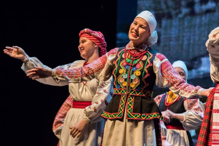 The performance also includes dances to accordion music with folk refrains