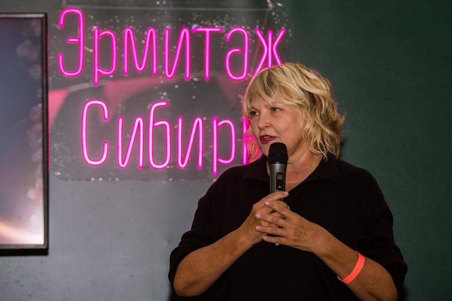 The speaker is Marina Timofeeva, Professor at the Costume Design Department of the local university