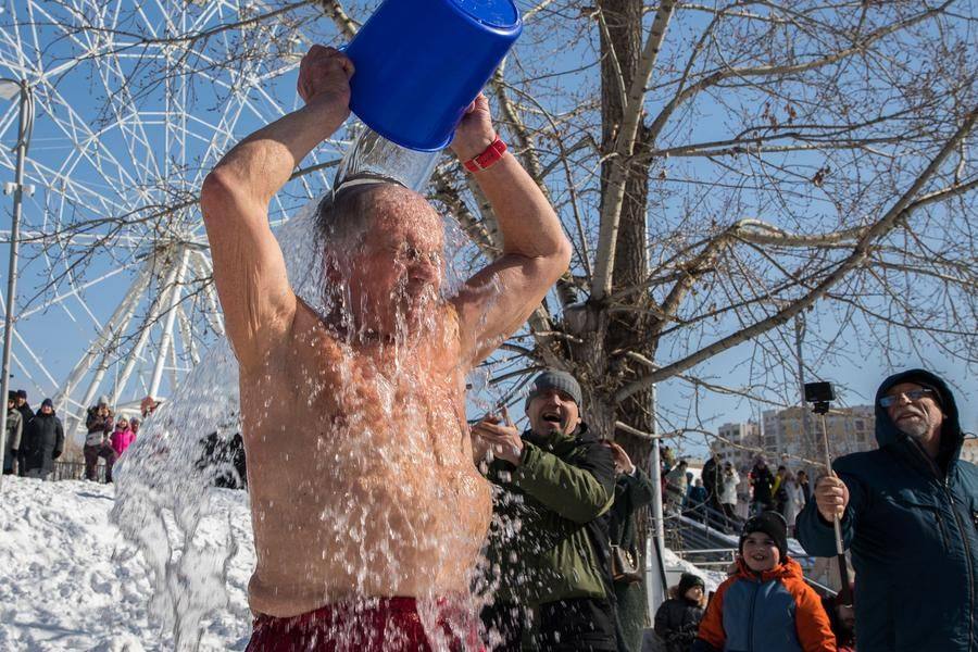 Evgeny Zhitnov puts the finishing point: he’s been overseeing everything and is the last one to pour water over himself