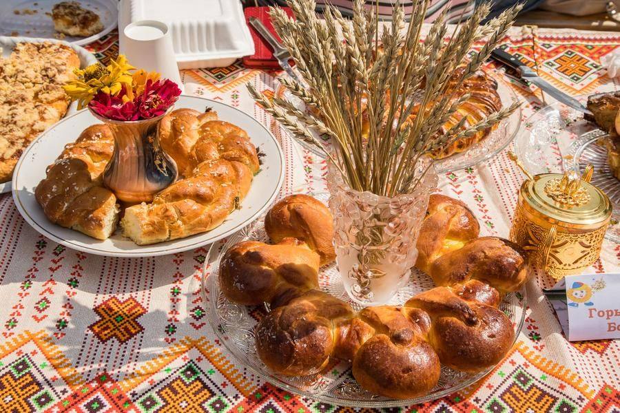 …which doesn’t stop these skilled bakers from making superb desserts and tastefully decorating the tables