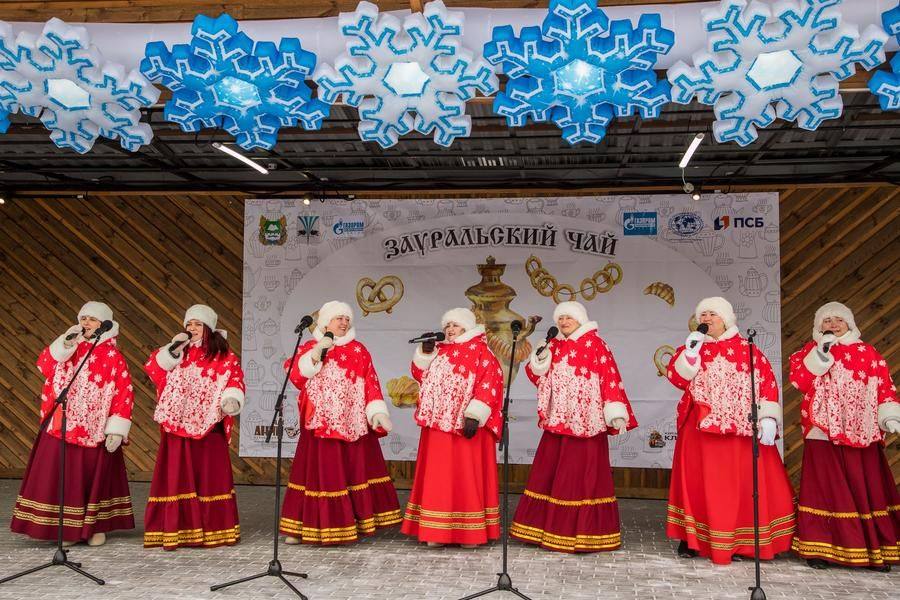 It is opened by vocalists from Kargapolye