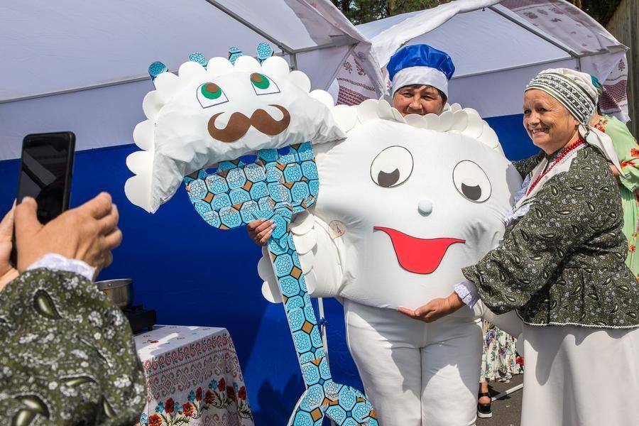 Everyone wants a photo with the culinary contest’s mascot