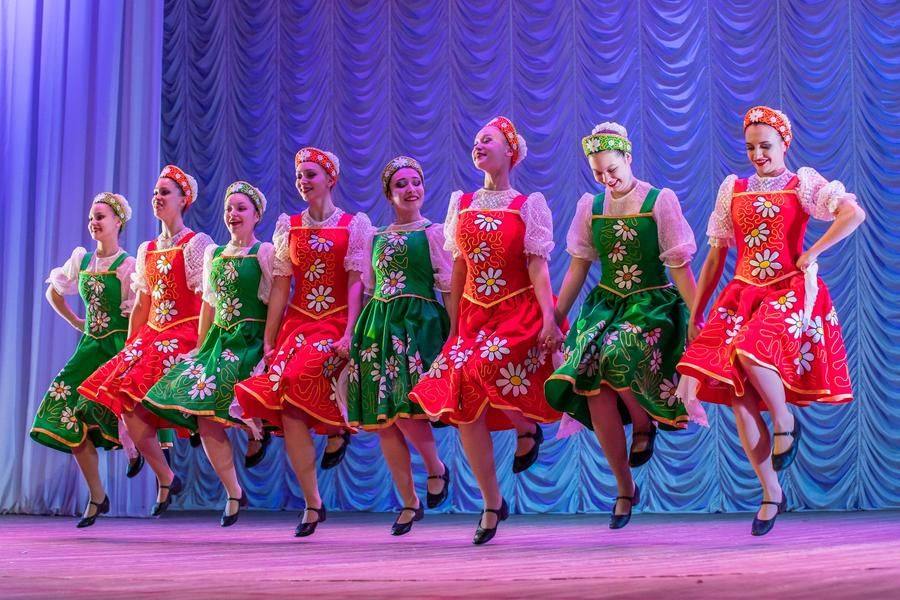 The “Kaleidoscope” group from the Amursky Youth Center chose the Russian dance “Vertushki”