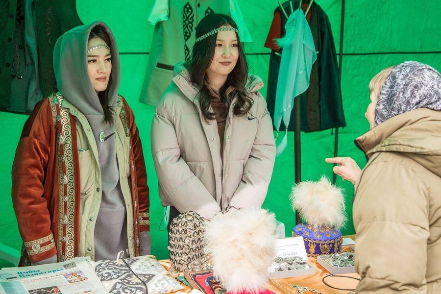 Meanwhile let’s take a walk around the whole square: we’ll start with the trading tents