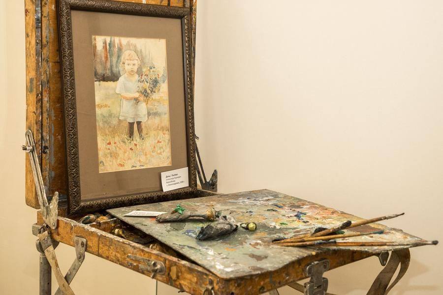 The artist’s original easel is on display together with a drawing made by his daughter in 1940