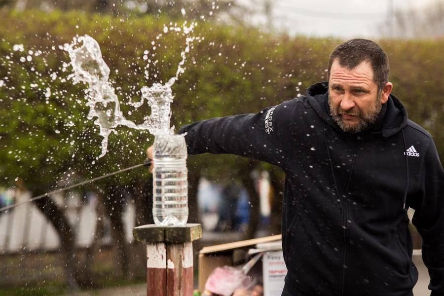 A masterful, calm strike — and the splashes form a whimsical pattern