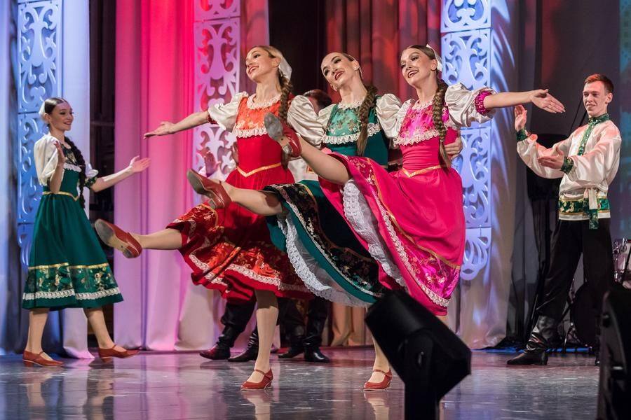 The finale belongs entirely to the female performers