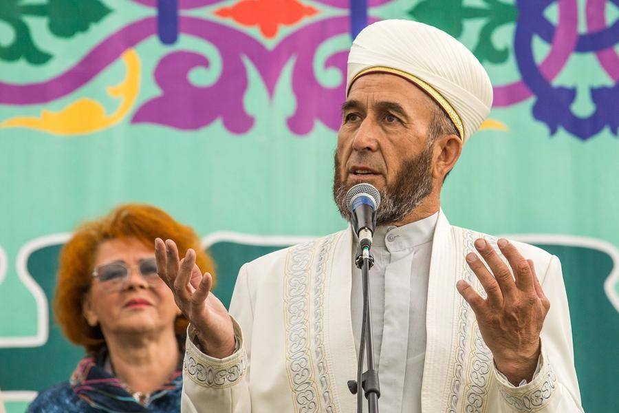 After the opening remarks, Imam Radik Akhmedov reads a short prayer