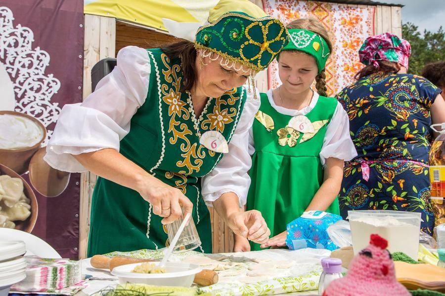 Without wasting a second, Elena Artamonova and Anastasia Bel get to work