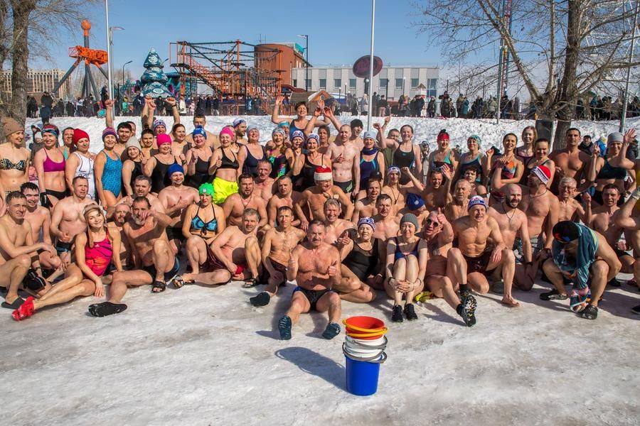 The group photo shows just how many Omsk residents are united by winter swimming
