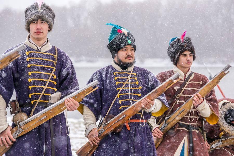 While waiting for the command to fire, there is time to examine the Polish costumes