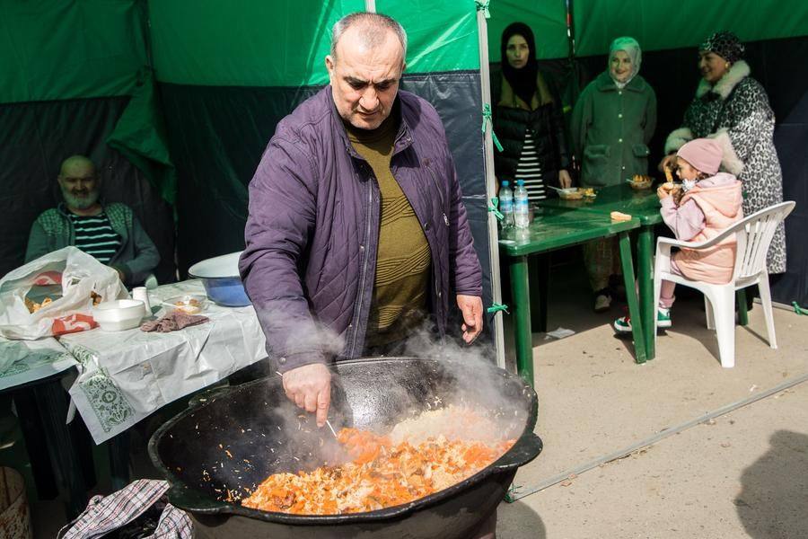 It is absolutely impossible to leave Nowruz hungry