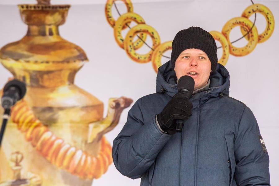 Ilya Nikolaev, chair of the regional branch of the Russian Geographical Society, thanks the co‑organizers and the attendees