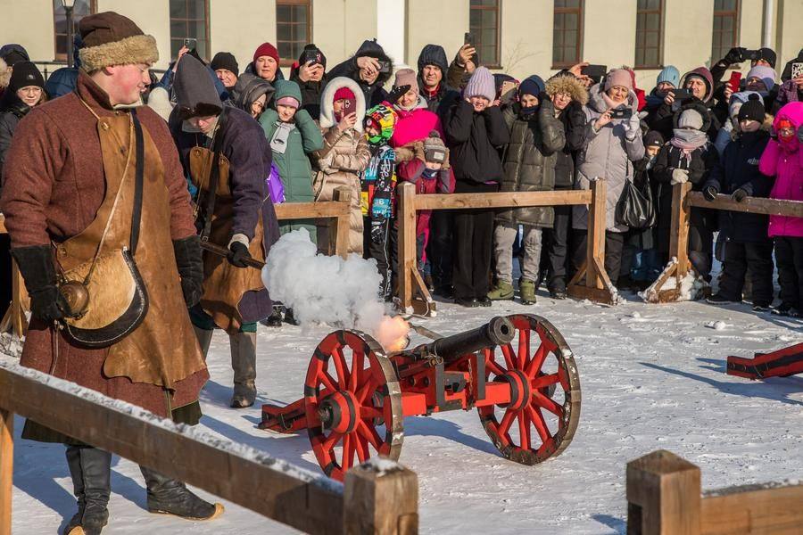 The first cannon salvoes traditionally draw dozens of spectators