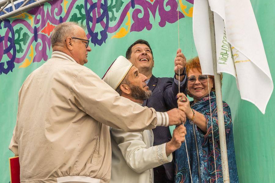 The raising of the Sabantuy flag means the festival has begun!