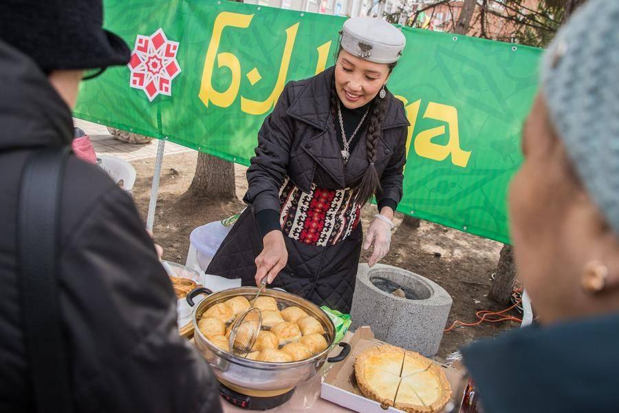 Kazakh baursaks are being cooked rapidly right in front of the guests