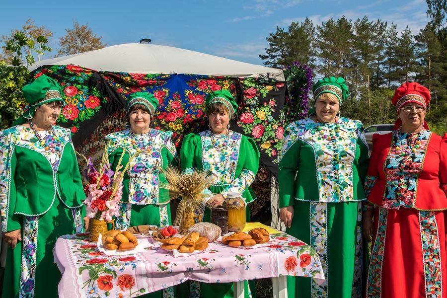 Farmsteads are set up everywhere: here, for example, the “Meeting” ensemble welcomes guests