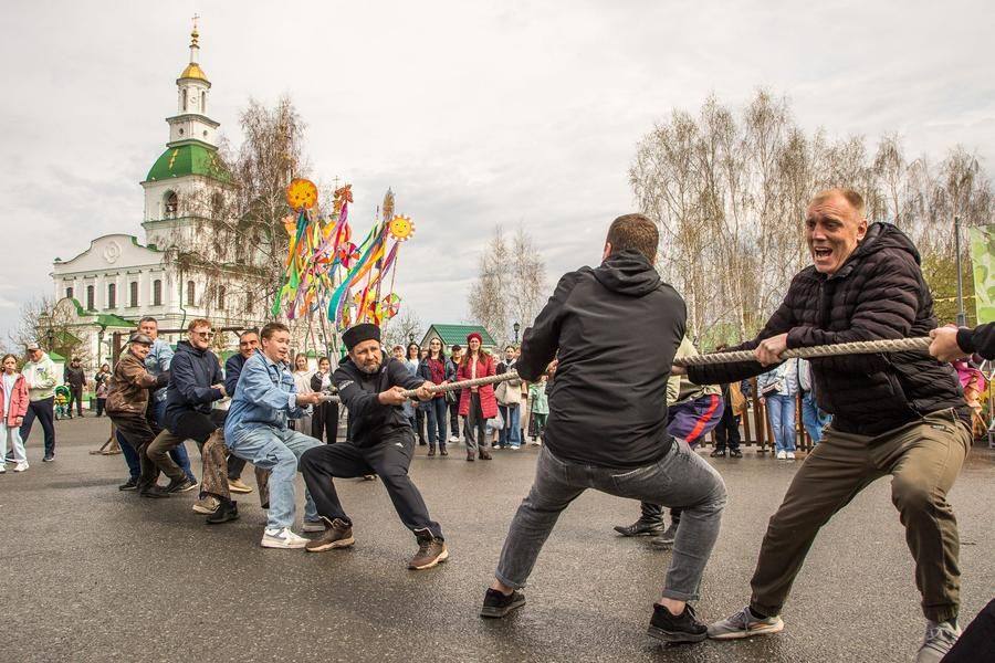 Tug‑of‑war is another traditional pastime at folk festivals