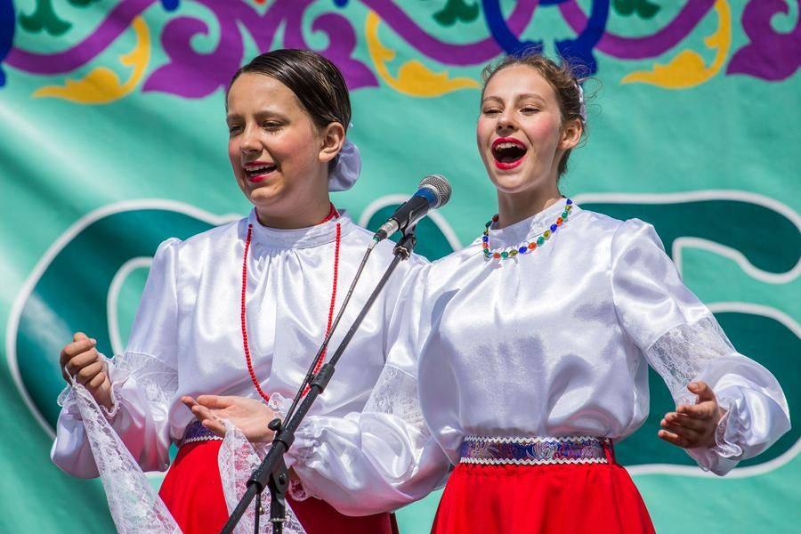Performing is “Mlada”, the Russian song ensemble of the Kolosovka Children’s Art School
