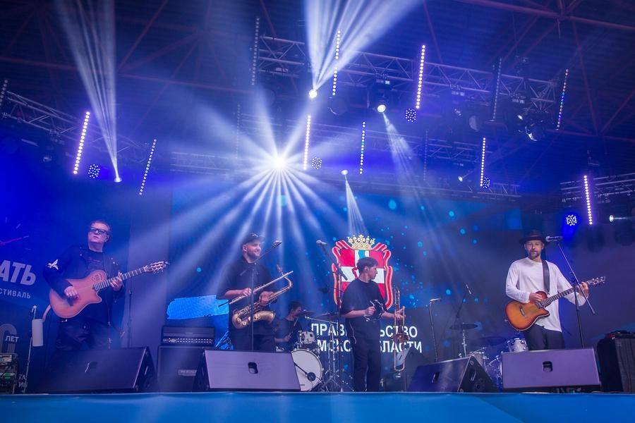 The stage lighting harmoniously complements the music of “Uma2rman”
