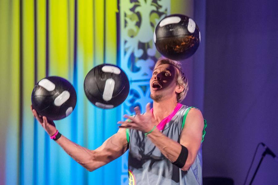 The balls in his hands are stylized after the famous monument in the historical center of the city