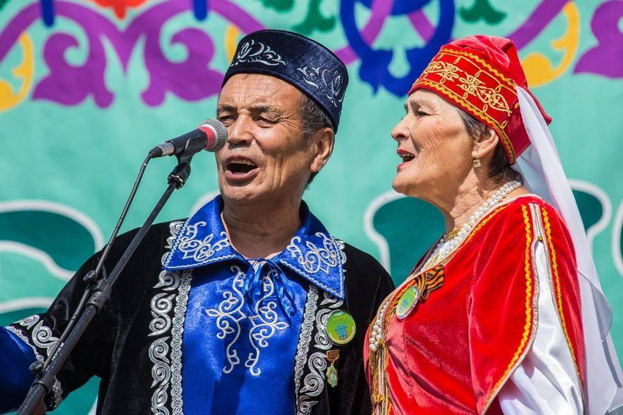 The baton is passed to “Makhabbat”, the Tatar folk ensemble